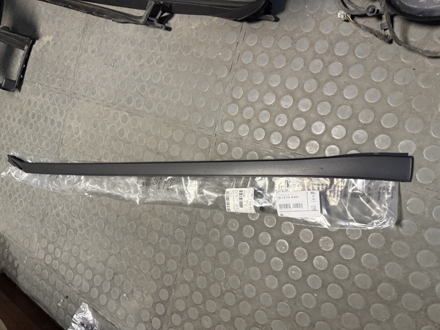 Защитная накладка переднего стекла левая 51137954433 BMW