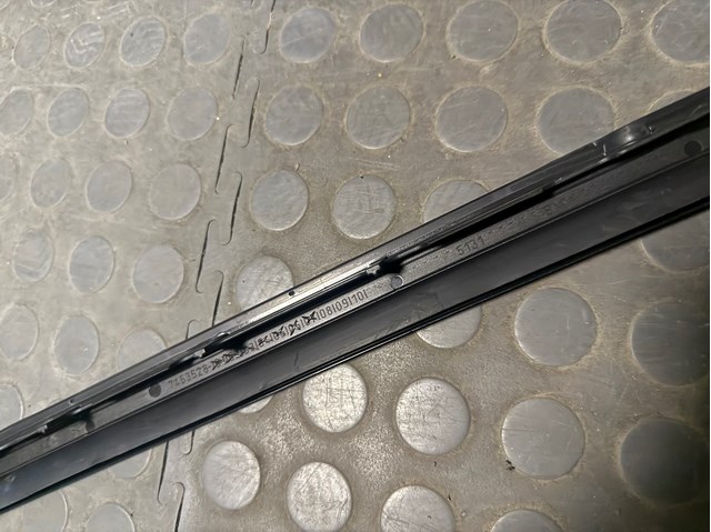 BMW 51317463528 Молдинг лобового стекла правый в наличии Запорожье