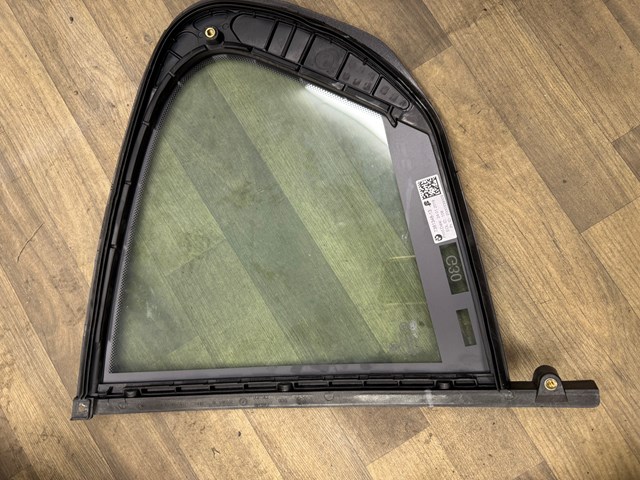 Стекло-форточка двери, задней, правой 51357381348 BMW