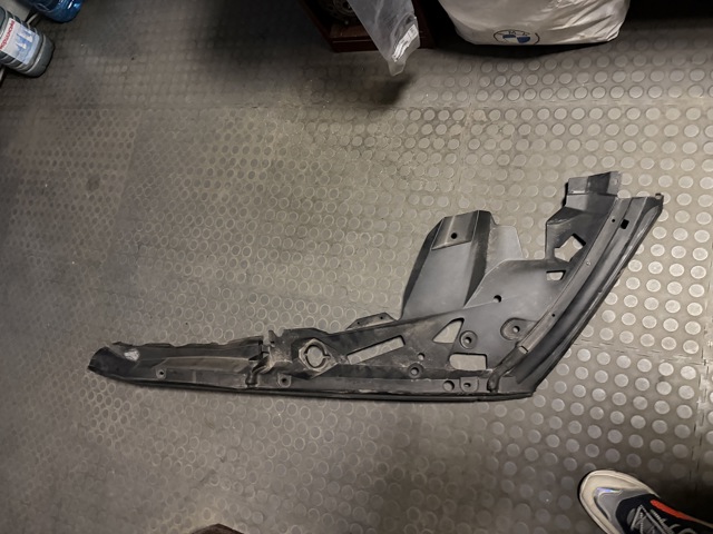 Уплотнитель крыла 51767469502 BMW