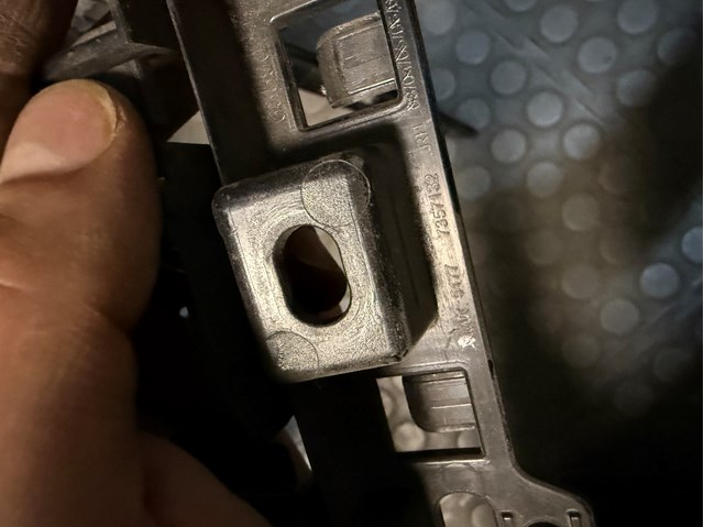 51777357132 BMW Кронштейн наружной накладки порога правой купить в Полтава