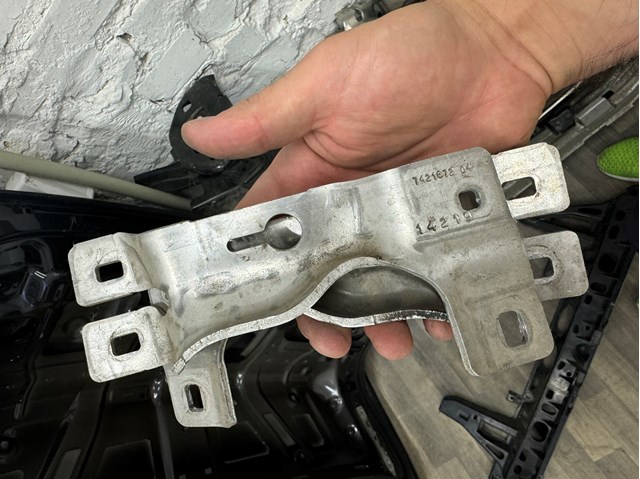 Кронштейн усилителя переднего бампера 7421672 BMW