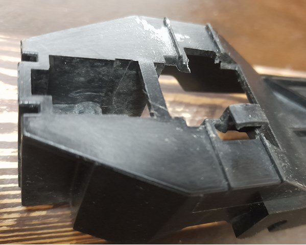 Держатель наружной ручки двери, задней левой 826119U01A NISSAN