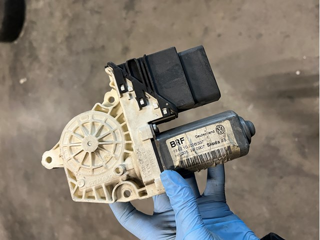 Привод электростеклоподъемника задний 1K0959795E VAG