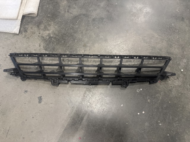 Решетка переднего бампера, нижняя 51117421798 BMW