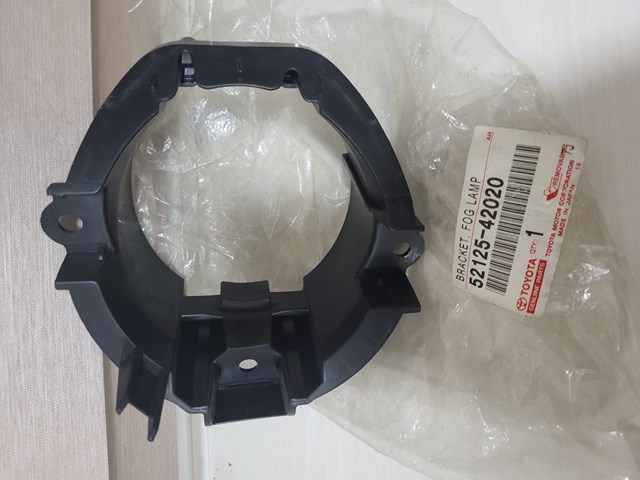 Кронштейн крепления противотуманной фары, правой 5212542020 TOYOTA
