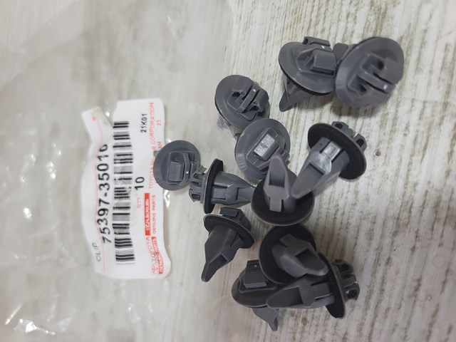 Пистон (клип) крепления накладок порогов 7539735010 TOYOTA