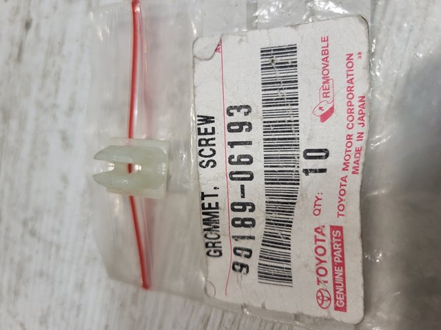 Крепление переднего бампера 9018906193 TOYOTA
