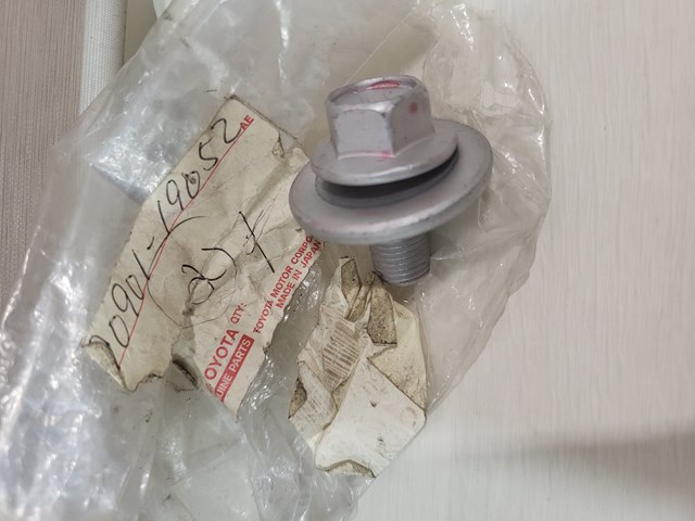 Болт крепления амортизатора заднего 9090119052 TOYOTA