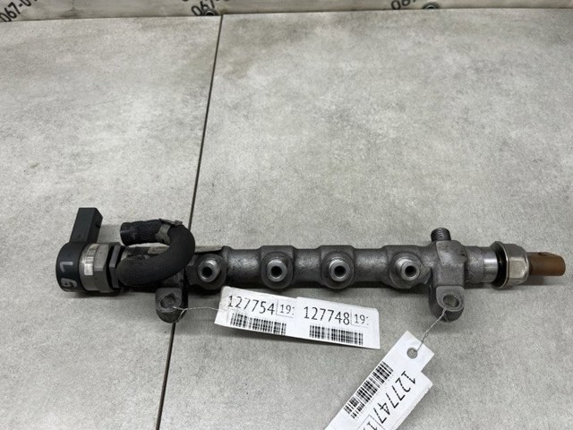 Рампа форсунок системы впрыска топлива 03L130089Q VAG