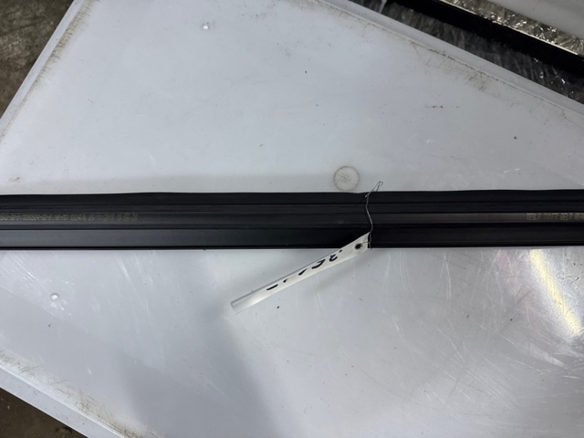 TESLA 109050400F Уплотнитель стекла двери задней правой внутренний (планка) в наличии Ровно