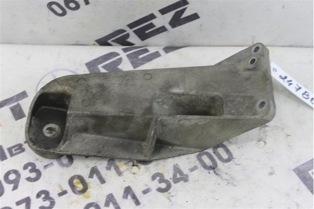 Кронштейн подушки (опоры) двигателя, левой 1096999 BMW