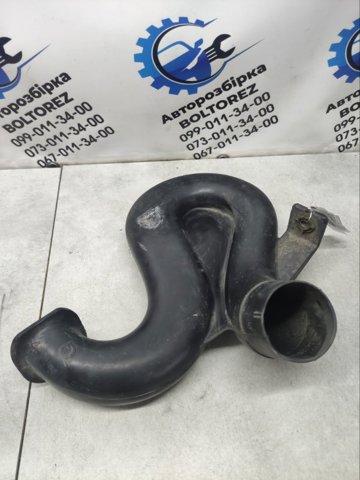 Патрубок воздушный, вход воздушного фильтра 165548H800 NISSAN