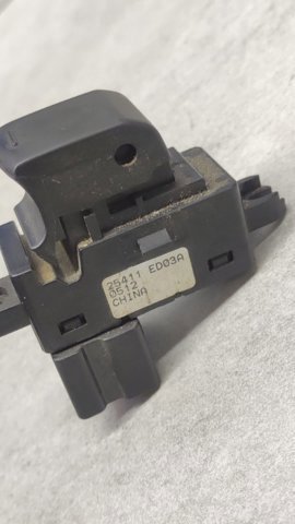 Кнопка стеклоподъемника передняя правая 25411ED03A NISSAN