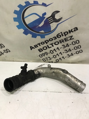 Патрубок воздушный выход воздушного фильтра 30636854 VOLVO