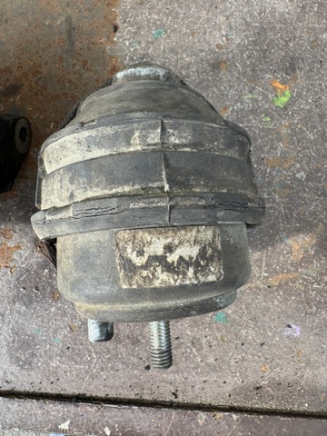 Передняя опора двигателя 30680751 VOLVO