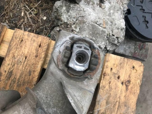 41528269846 BMW Петля двери задней правой купить в Ирпень
