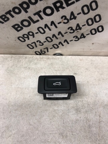 Кнопка привода замка задней 3/5 двери (ляды) 4G0959831C VAG