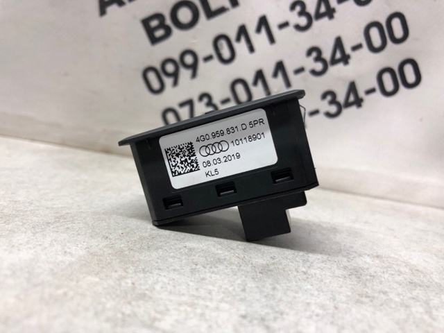 Кнопка привода замка третей/пятой двери 4G0959831D VAG