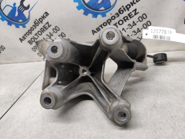 Кронштейн подушки (опоры) двигателя, левой 4M0199307AF VAG