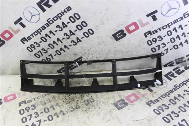 Решетка бампера переднего центральная 51118235671 BMW