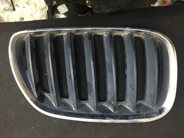 Решетка радиатора правая 51137124816 BMW
