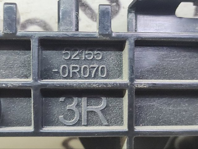 Правый кронштейн крепления бампера заднего 521550R070 TOYOTA