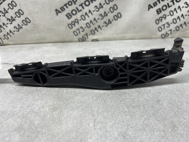 Правый кронштейн заднего бампера 5215542010 TOYOTA
