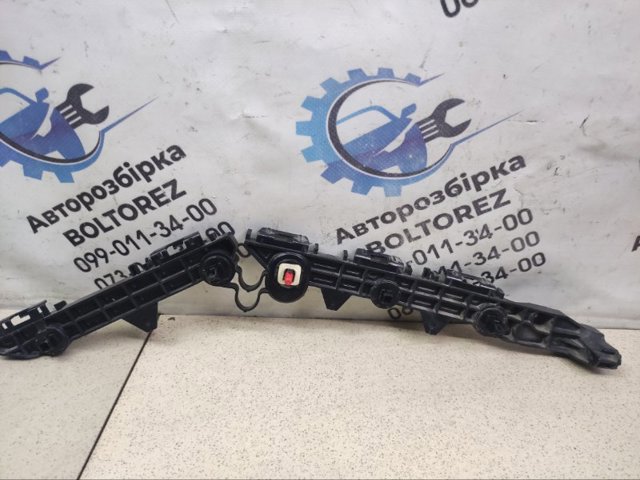 Левый кронштейн заднего бампера 521560R070 TOYOTA