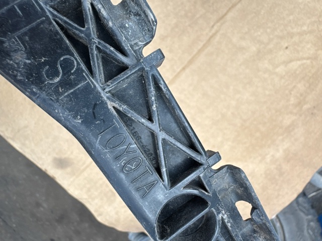 TOYOTA 5215642031 Кронштейн бампера заднего внешний левый в наличии Харьков