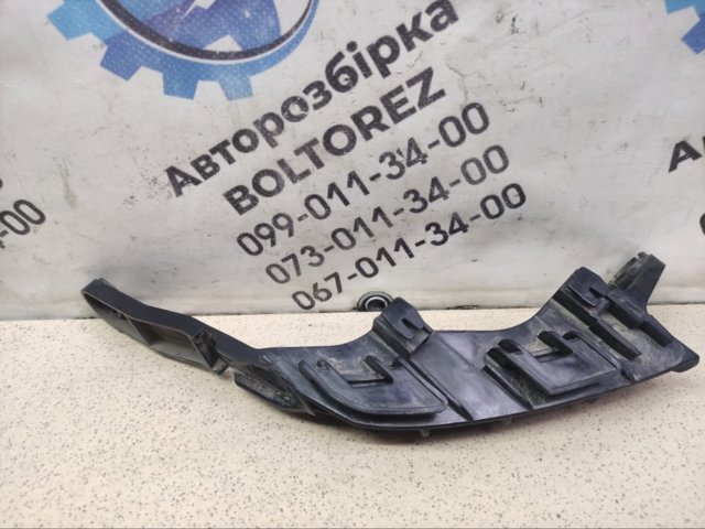 Левый кронштейн крепления бампера заднего 525630R070 TOYOTA