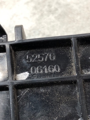 Кронштейн бампера заднего, внешний левый 5257606160 TOYOTA