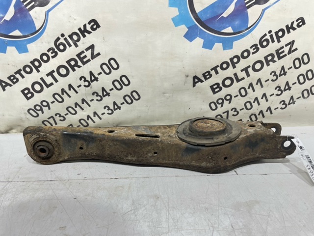 Рычаг задней подвески нижний, правый 552203J100 HYUNDAI