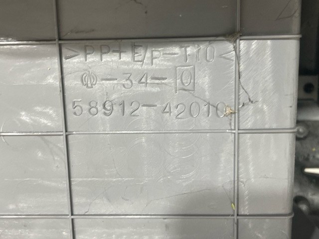 5890542010B0 TOYOTA Крышка подлокотника купить в Запорожье