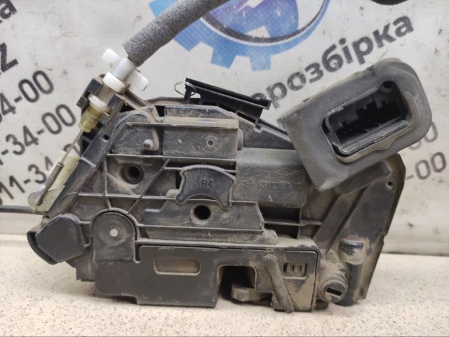 Замок задней правой двери  5K4839016S VAG