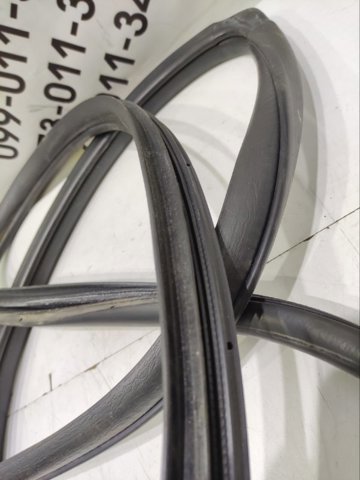 Уплотнитель двери задней, правой (на двери) 6233142020B0 TOYOTA