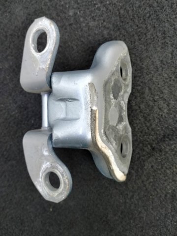 Петля передней двери 6875035041 TOYOTA