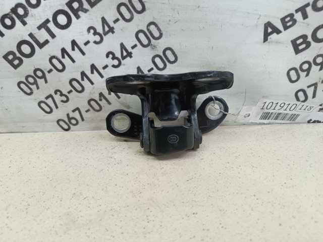 Петля двери задней левой 6876035041 TOYOTA