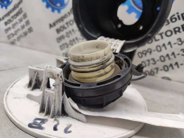 695102L000 HYUNDAI Лючок бензобака (топливного бака) купить в Кривой Рог