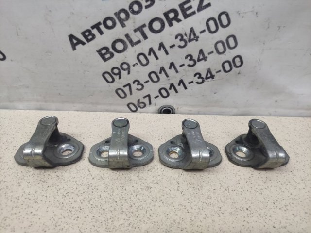 Фиксатор/петля (зацеп) замка двери передней 7700423922 RENAULT