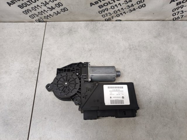 Моторчик стеклоподъемника двери задней, правой 7L0959704D VAG