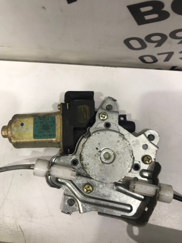 Мотор стеклоподъемника двери передней, правой 8073089913 NISSAN