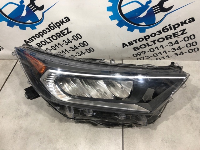Правая блок фара 811100R140 TOYOTA
