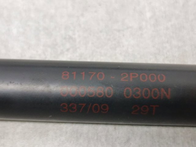HYUNDAI 811702P000 Амортизатор капота правый в наличии Львов