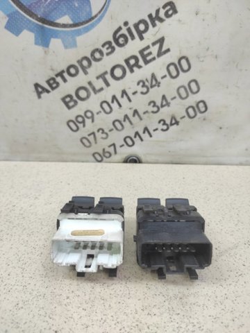 Кнопка блокировки замка двери 8200015090 RENAULT