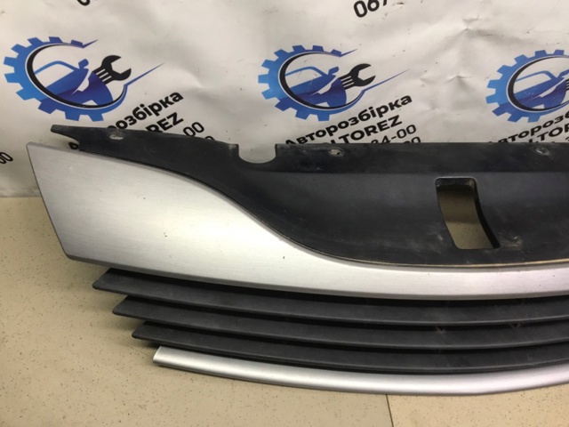 RENAULT 8200390126 Решетка радиатора в наличии Чернигов