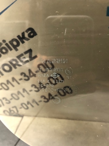 NISSAN 833008H300 Стекло кузова (багажного отсека) правое в наличии Украина