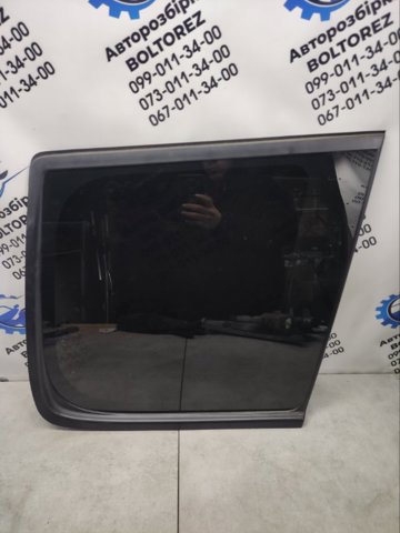 Стекло кузова/багажного отсека, правое 833008H301 NISSAN