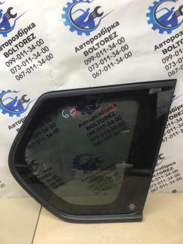 Стукло багажника, правое 83300JG100 NISSAN