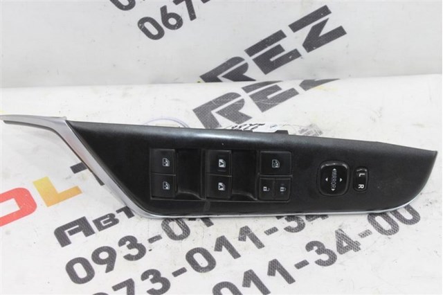 Кнопки переднего левого стеклоподъемника 8482006120 TOYOTA